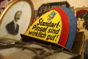 Eines von tausenden historischen Reklameschildern aus Bernhard Pauls Sammlung. Foto: Andreas Steindl