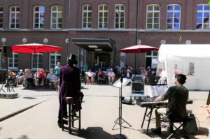 Musik für und mit Seniorinnen und Senioren. Begegnungszelte. Masken-Übergaben. Domlädchen. Brückenbauer. Kleebachschule. Laptops für Klassen. Geburtstag einer 100-Jährigen. Kinderschutzbund. Elektrisches Therapiefahrrad. Hilfe für Aachener Familien und Alleinerziehende. Förderung von Culture Coin Corona. Aachener Tafel. Desinfektionsmittel. Familienbildungsstätte. Nothilfefonds FH Aachen. OT Driescher Hof. Unterstützung für Künstlerinnen und Künstler und, und, und…