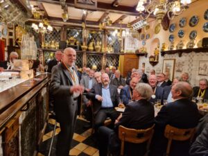 Der neue Ordensträger Walter Vennen spricht, die Krüzzbrür-Gemeinde hört zu, manchmal jedenfalls. Foto: Michael Mathar