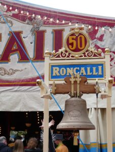 Neu im Roncalli-Repertoire: die Glocke am Eingang - ein Wunsch von Bernhard Paul.