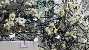 Victor Breuer, Floristmeiter, "Stiller Aufstieg, schwarze Stäbe zu einem Netz gearbeitet mit hellen Blüten und Schmetterlingen