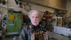 Bernhard Paul in einem der zahlreichen Werkstatt-Räume: Hier werden die Kulissen für die Roncalli-Träume geschaffen. Auch <aufwendige Restaurierunge, etwa alter Zirkuswagen,sind Programm und Anspruch.