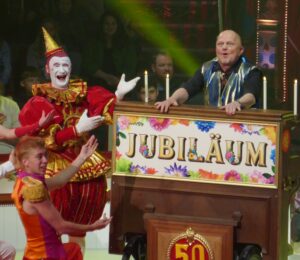 Zwei, die seit Jahrzehnten dazu gehören: Weißclown Gensi (Fulgenci Mestres Bertran) und Georg Pommer, Musikalischer Direktor.