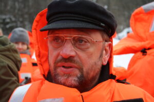 Bei der Überfahrt mit einem kleinen Boot.