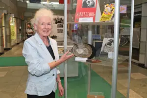Die Kuratorin Doris Beaujean hat auch diese Ausstellung mit Akribie, Kompetenz und Originalität zusammengestellt. In der Elisengalerie beeindruckt die Mischung aus Historie und Unterhaltung mit zahlreichen Dokumenten aus vielen Jahrzehnten. Foto: ALRV/Andreas Steindl