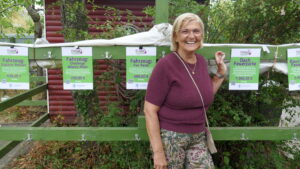 Plakative Werbung für sinnvolle Spenden: Brigitte Radke ist die Vorsitzende des Kinderschutzbundes Aachen.