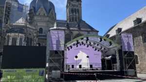 Hier gibt es während der WM jeden Tag Programm mit Interviews und Musik: die Bühne auf dem Katschhof. Auch auf dem Markt wird's unterhaltsam. 